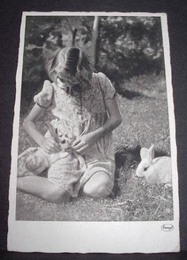 Fotokarte Mädchen mit Kaninchen, ca.1940