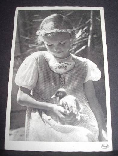Fotokarte Mädchen mit Vogel, ca.1940